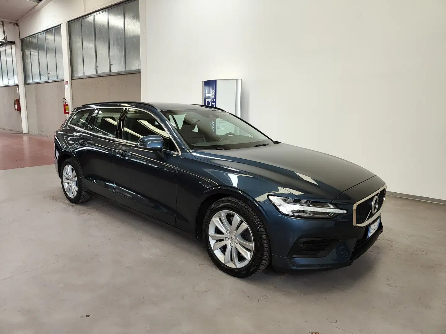 Volvo V60 B4 (d) MHEV 197 CV Geartronic Momentum Pelle Navi Blau - 2