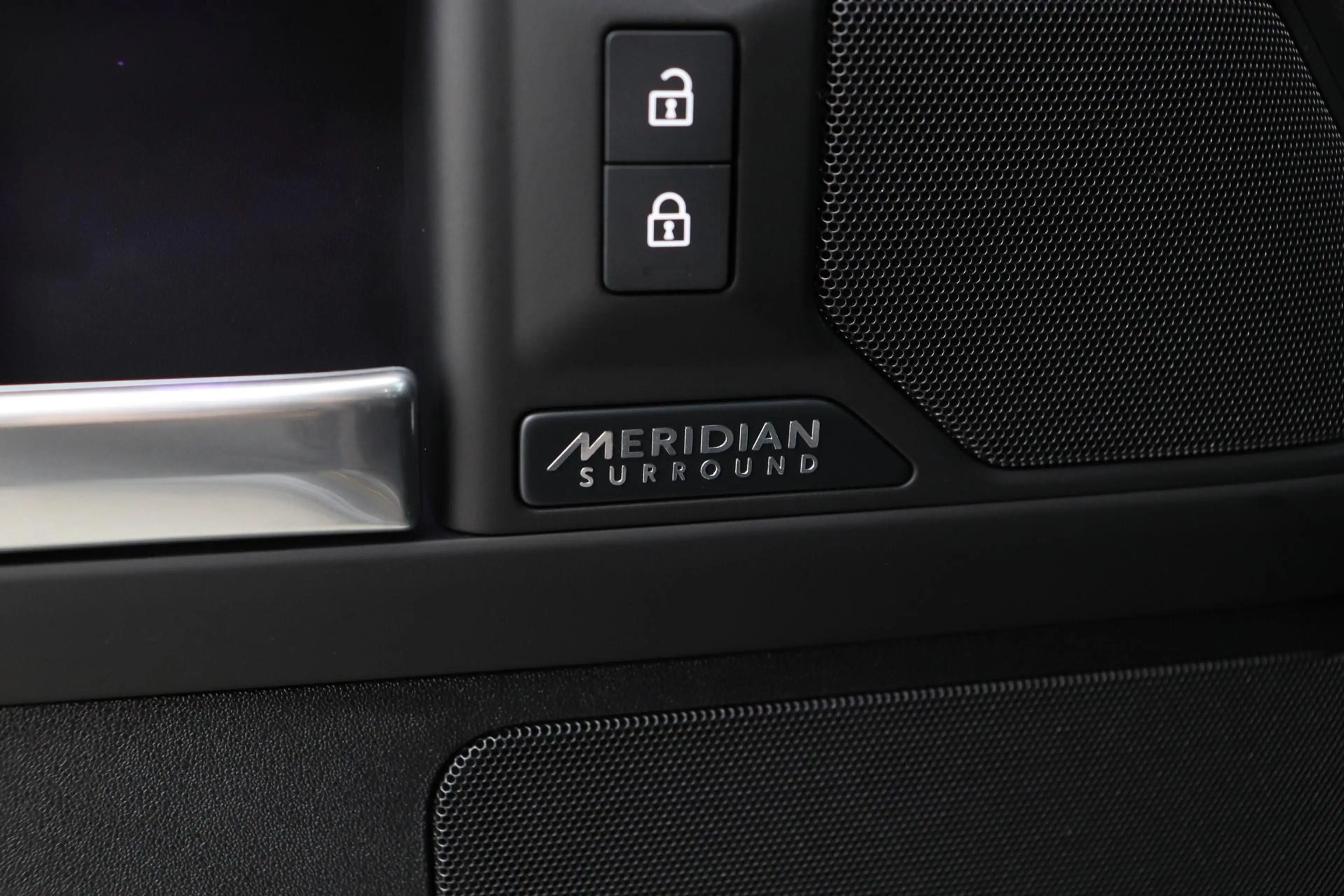 Land Rover Defender 110 P300e X-Dynamic HSE | MY26 | ClearSight | Meri — photo 14
