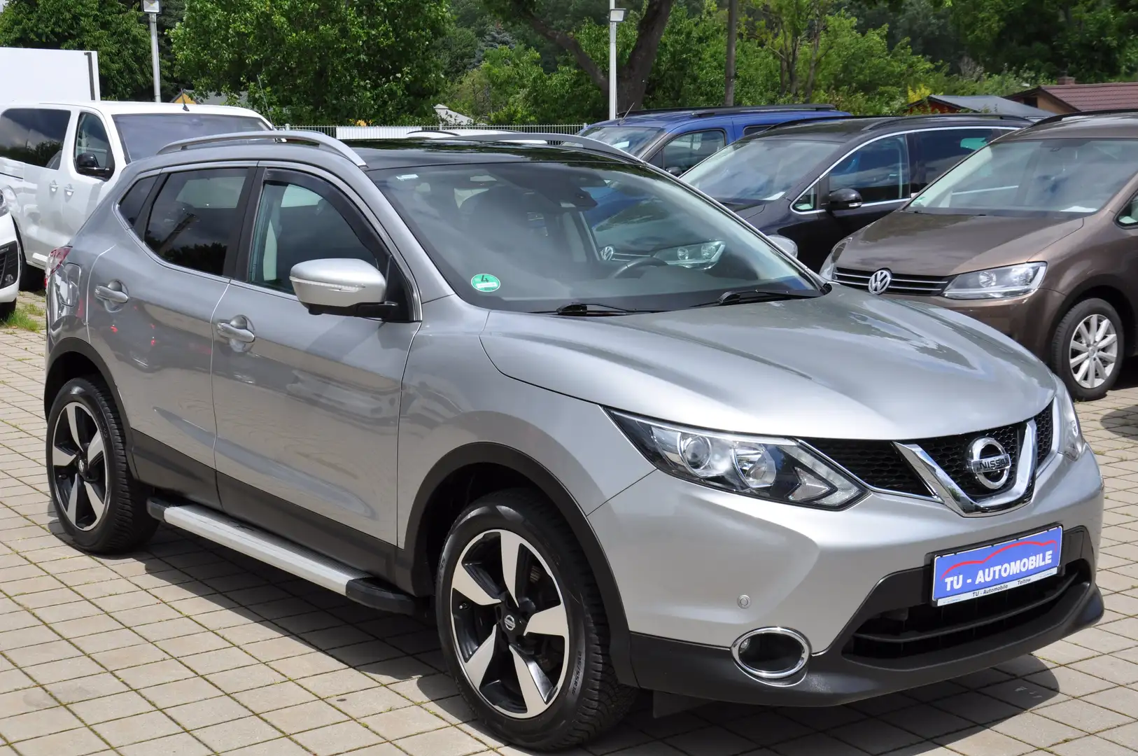 Nissan Qashqai Qashqai N-Connecta 360°KAM-PANO-NAV-XENON-KESSY Grijs - 1
