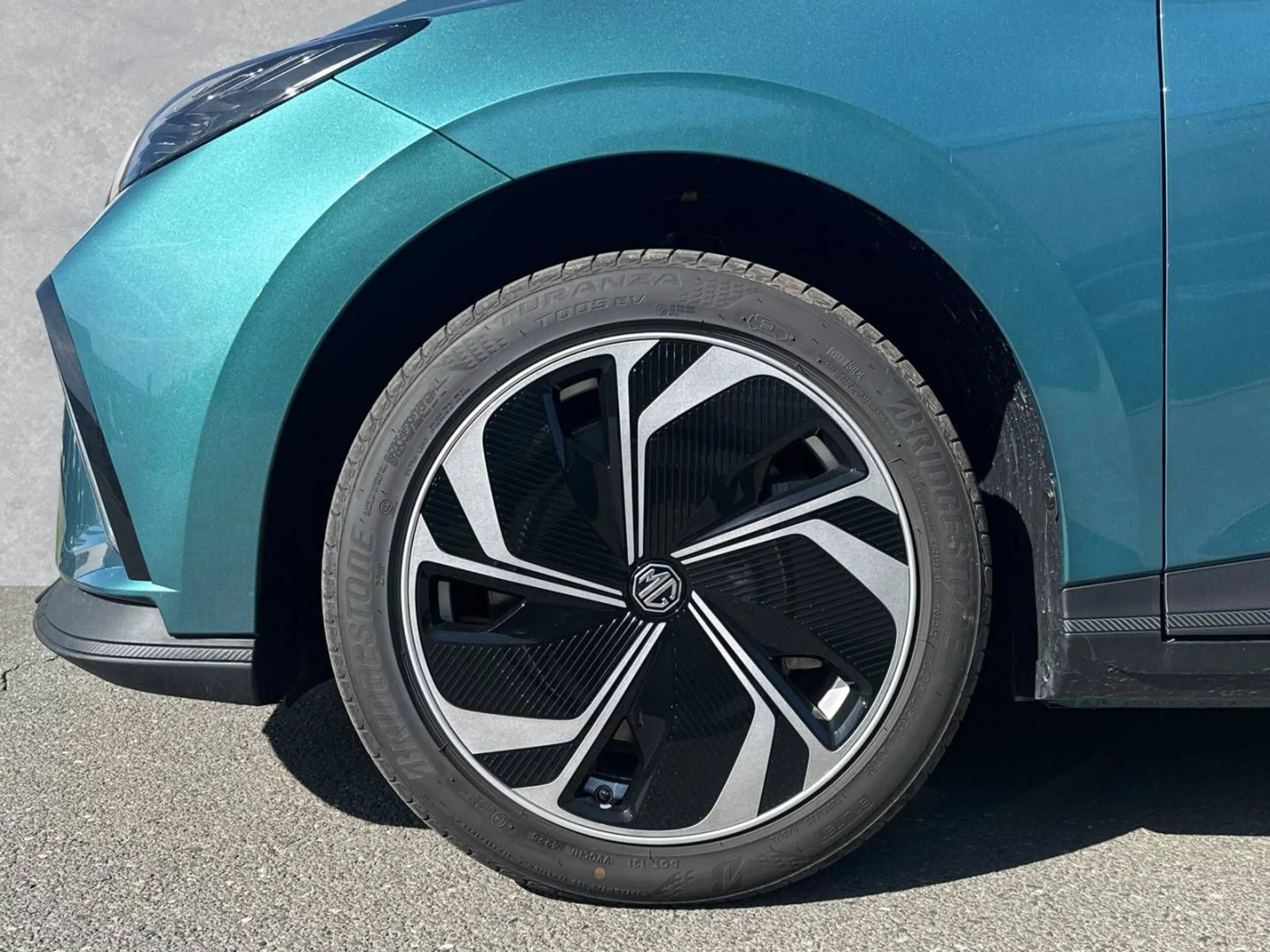 MG MG4 EV Premium — photo 9