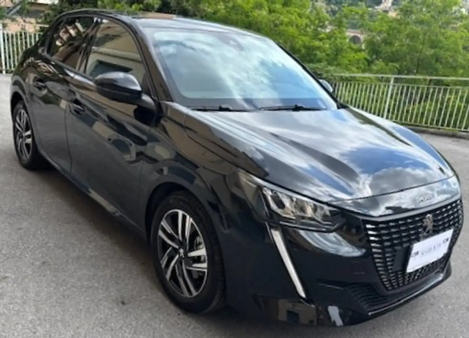 Peugeot 208 1.2i PureTech 100CV Allure Pack Noir - 1