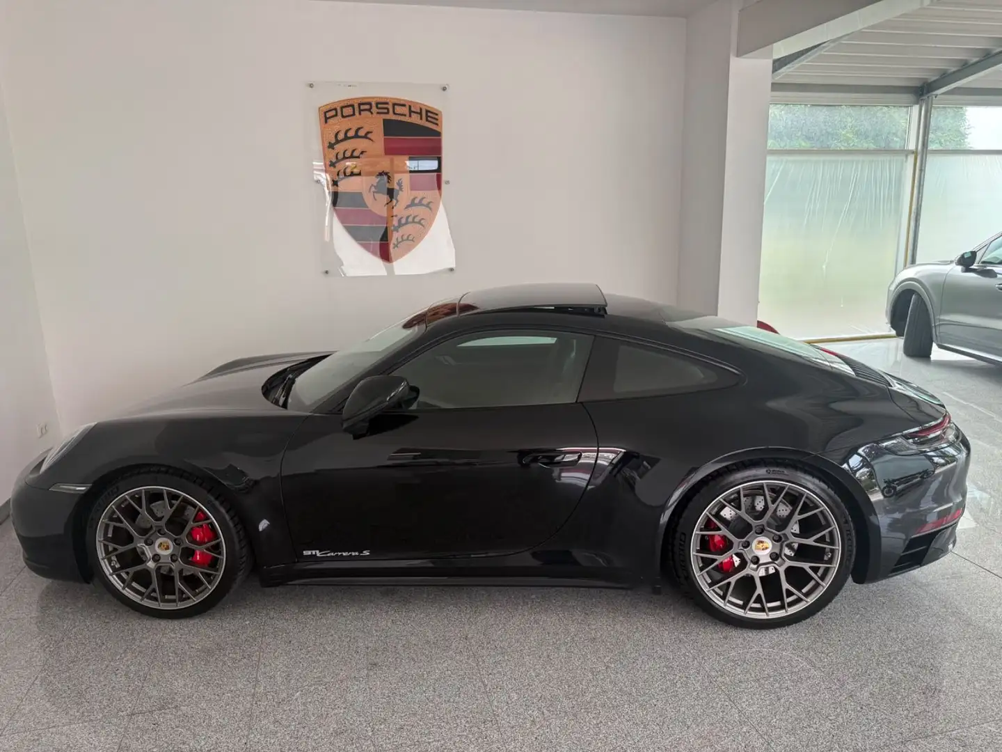 Porsche 992 S  Coupe- SPORT  PAKET + SPORT DESIGN PAKET Schwarz - 2
