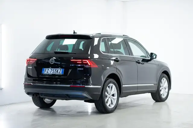 Volkswagen Tiguan view 2