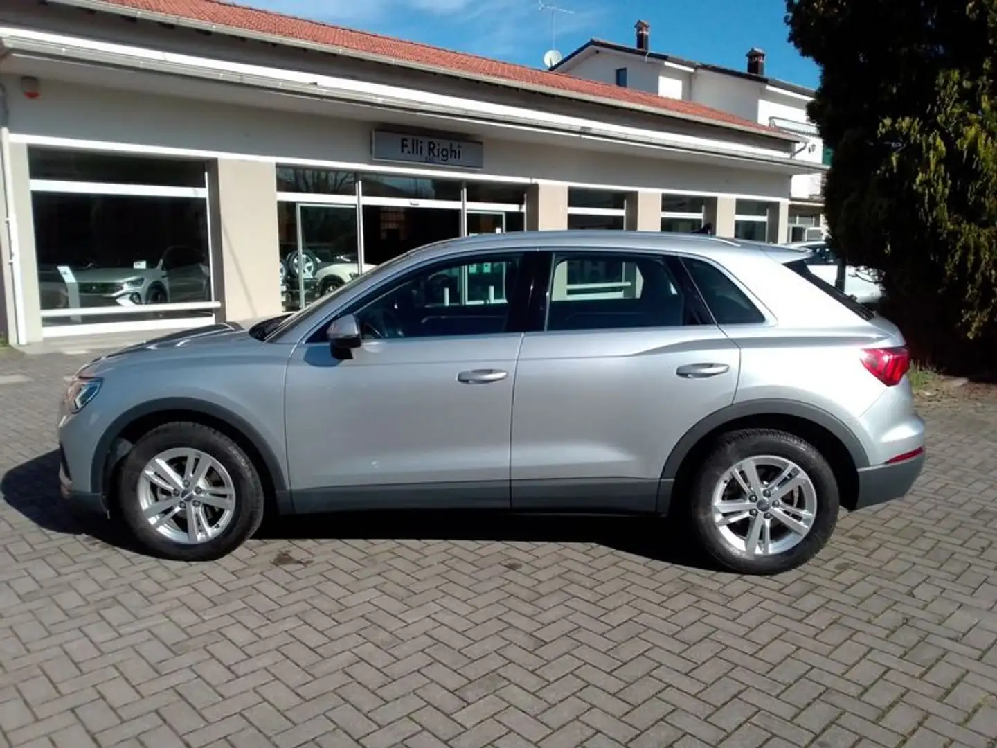 Audi Q3 35 TDI S tronic Business Silber - 1