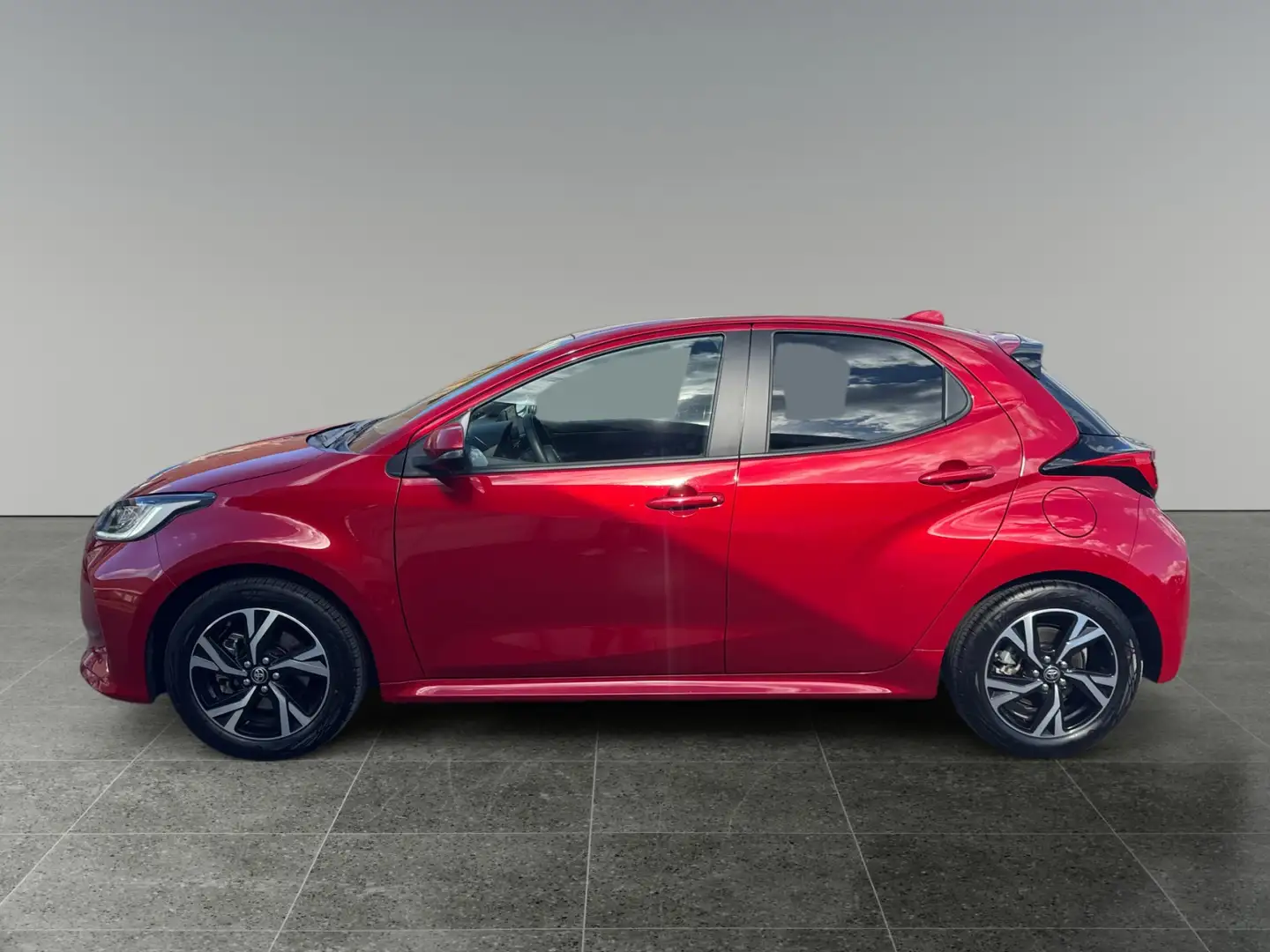 Toyota Yaris 1,5 l, 116 PS 5-tg. Active Drive *8-fach bereift* Rot - 2