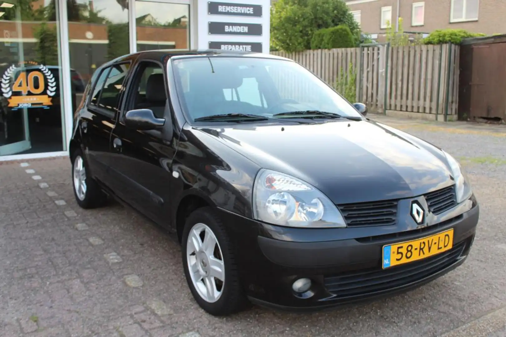 Renault Clio 1.2-16V Authentique Comfort Zwart - 2