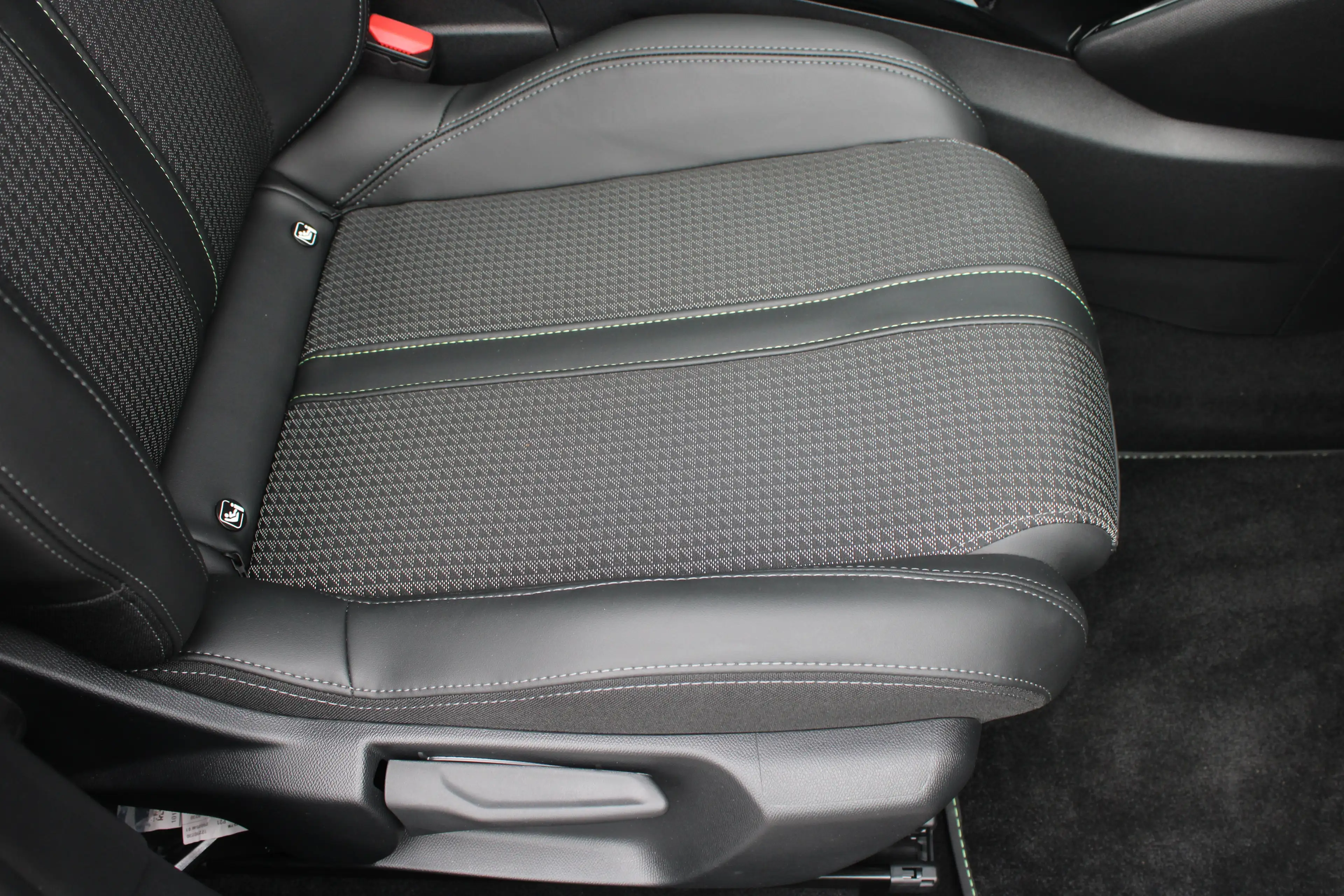 Peugeot 208 1.2 PureTech 130pk EAT8 GT | Automaat | Panoramada — photo 5