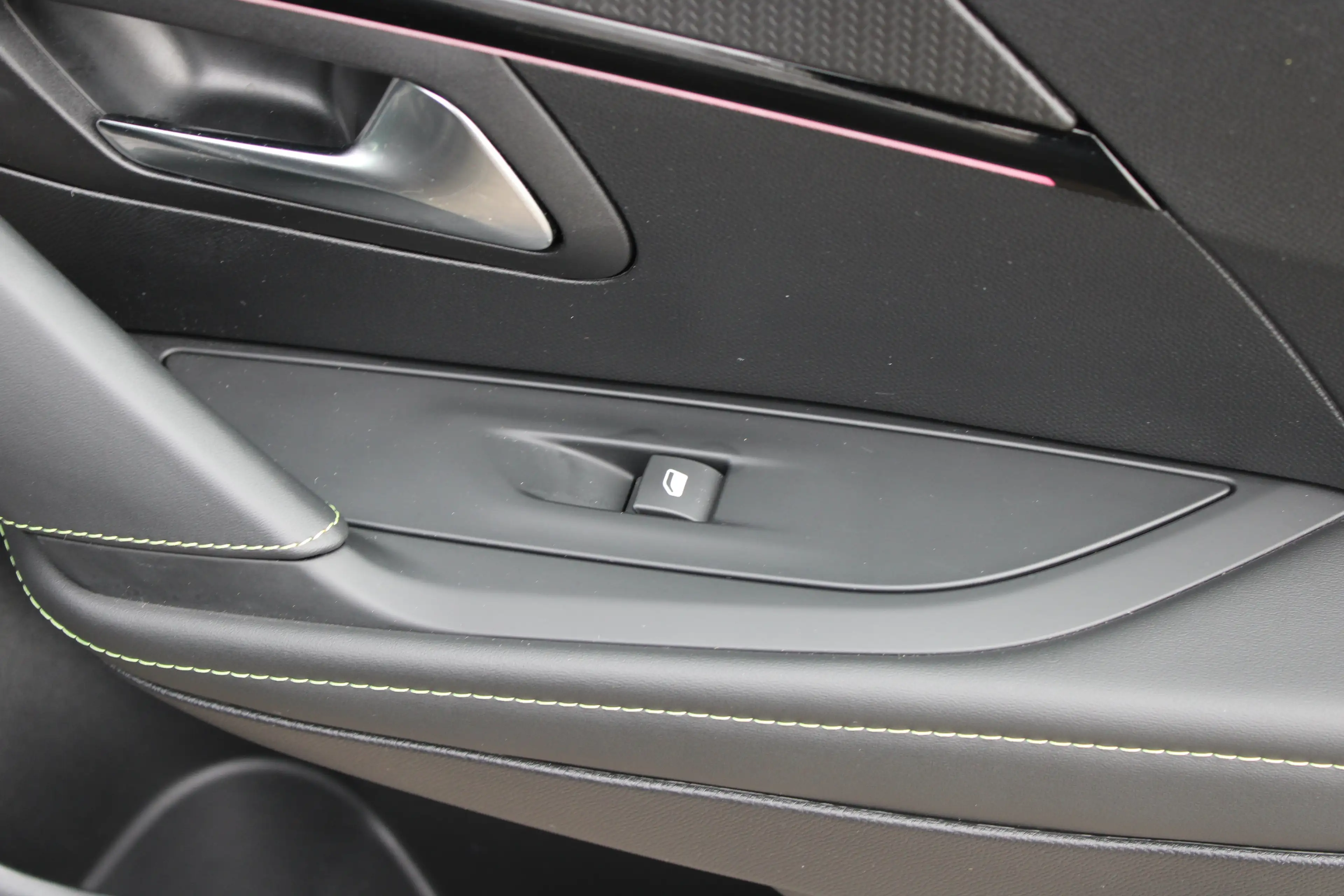 Peugeot 208 1.2 PureTech 130pk EAT8 GT | Automaat | Panoramada — photo 6