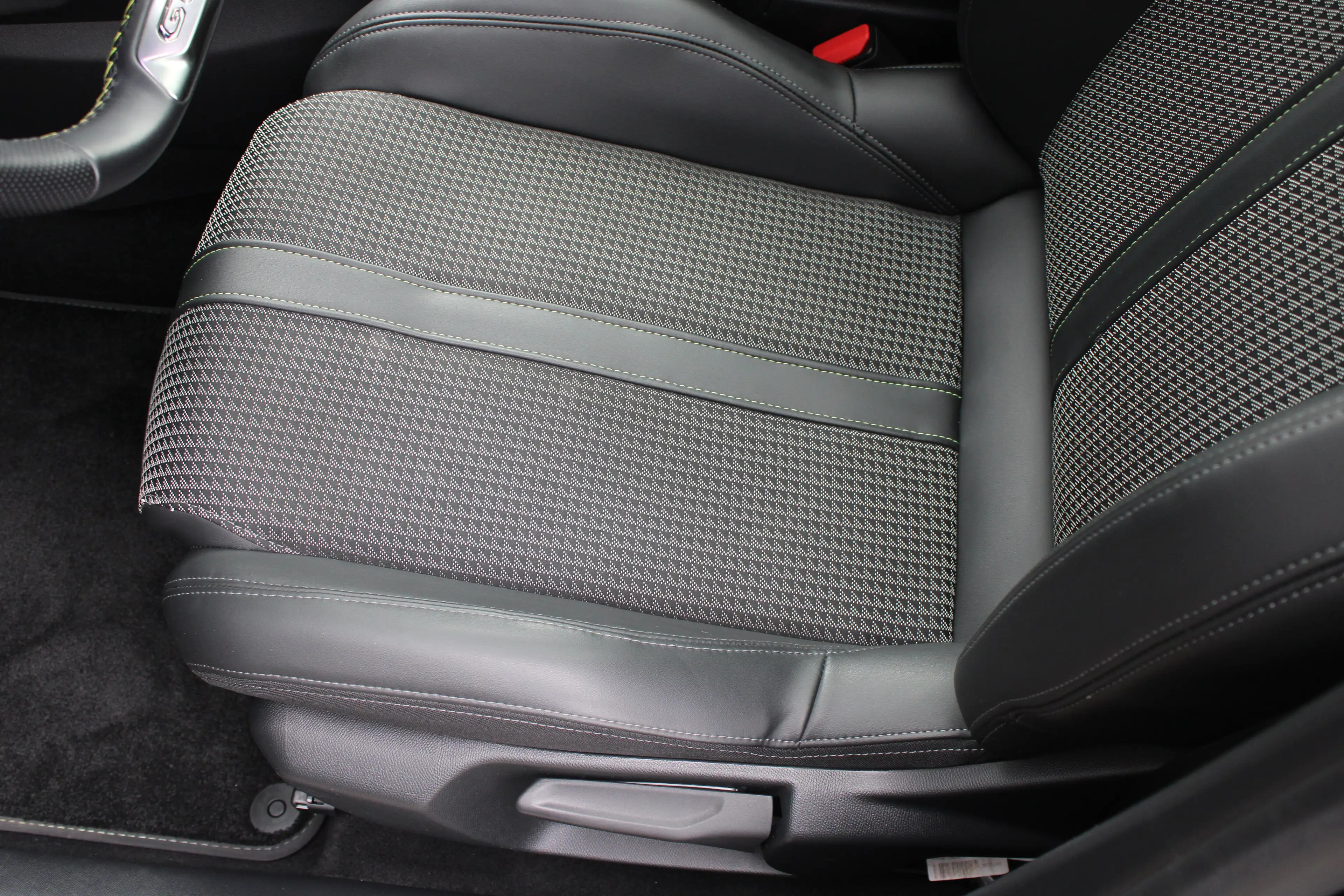 Peugeot 208 1.2 PureTech 130pk EAT8 GT | Automaat | Panoramada — photo 18