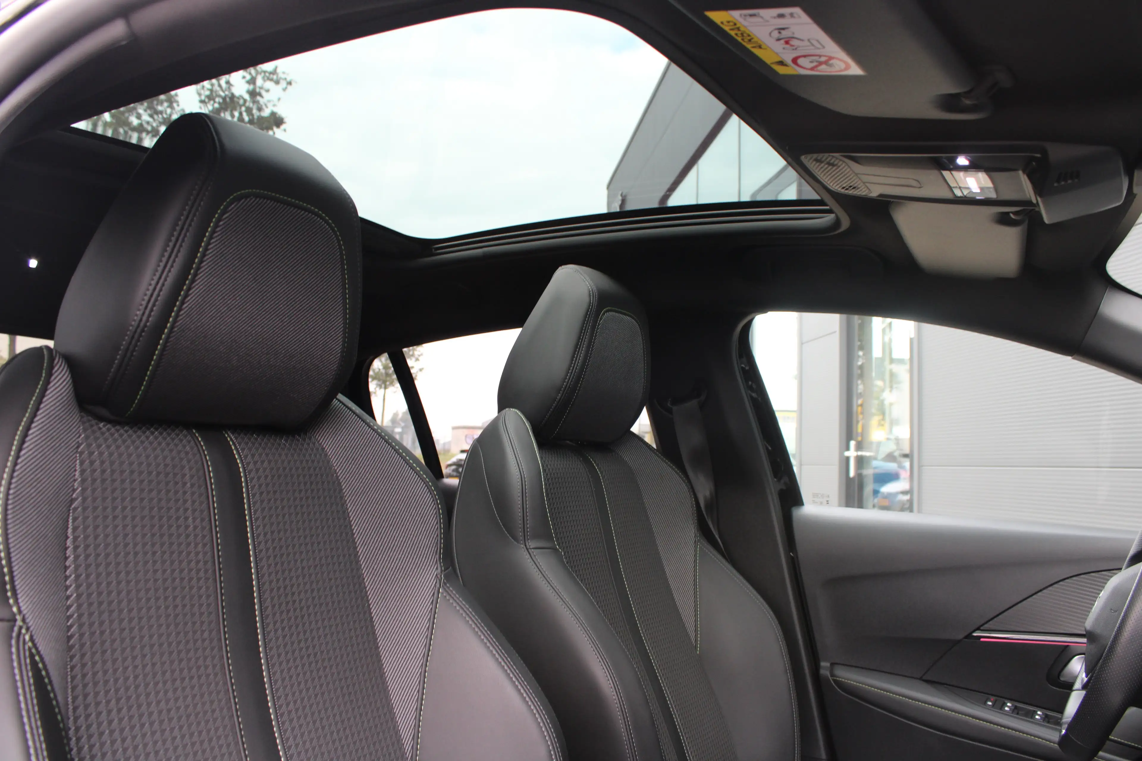 Peugeot 208 1.2 PureTech 130pk EAT8 GT | Automaat | Panoramada — photo 4