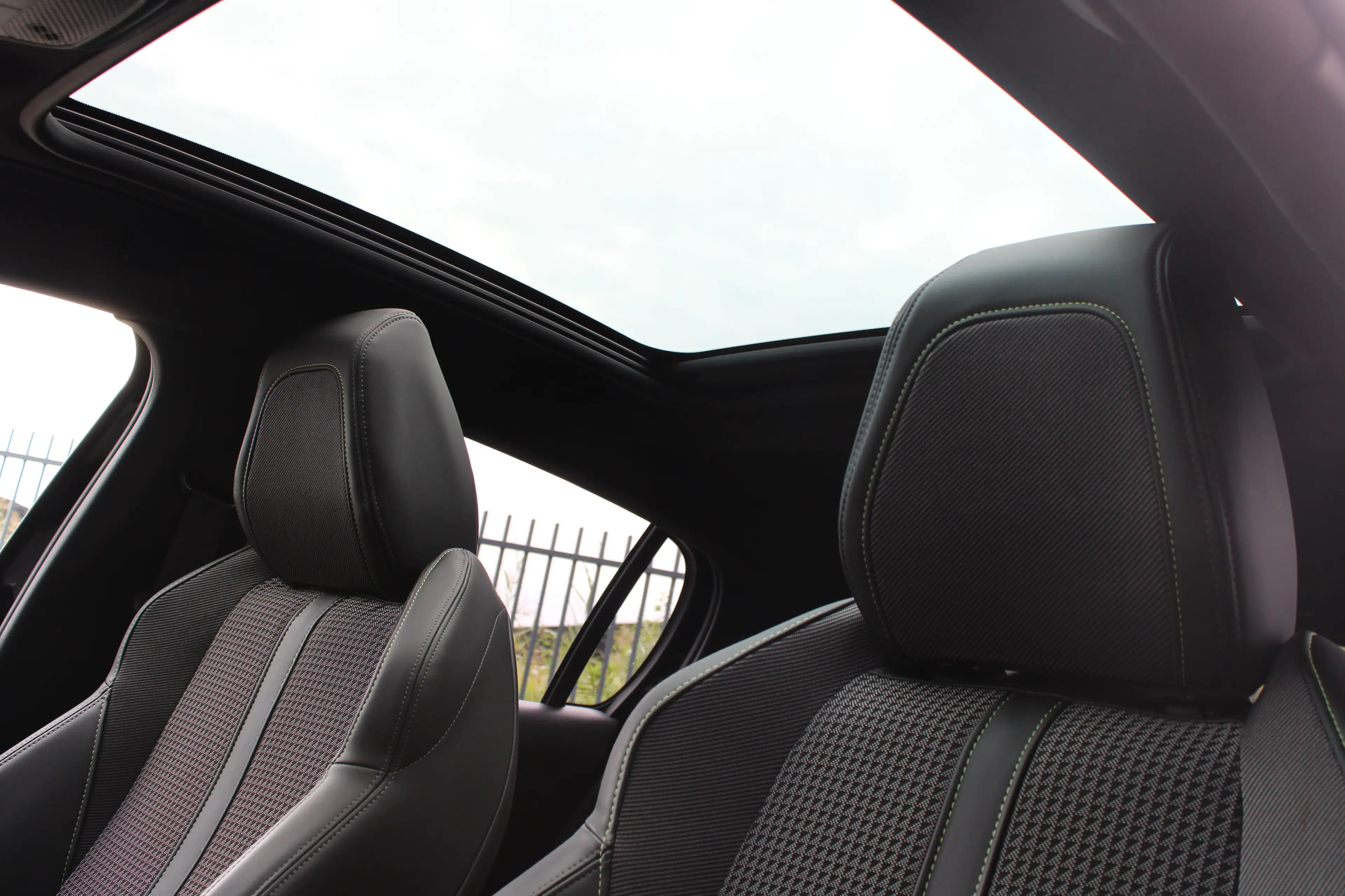 Peugeot 208 1.2 PureTech 130pk EAT8 GT | Automaat | Panoramada — photo 17