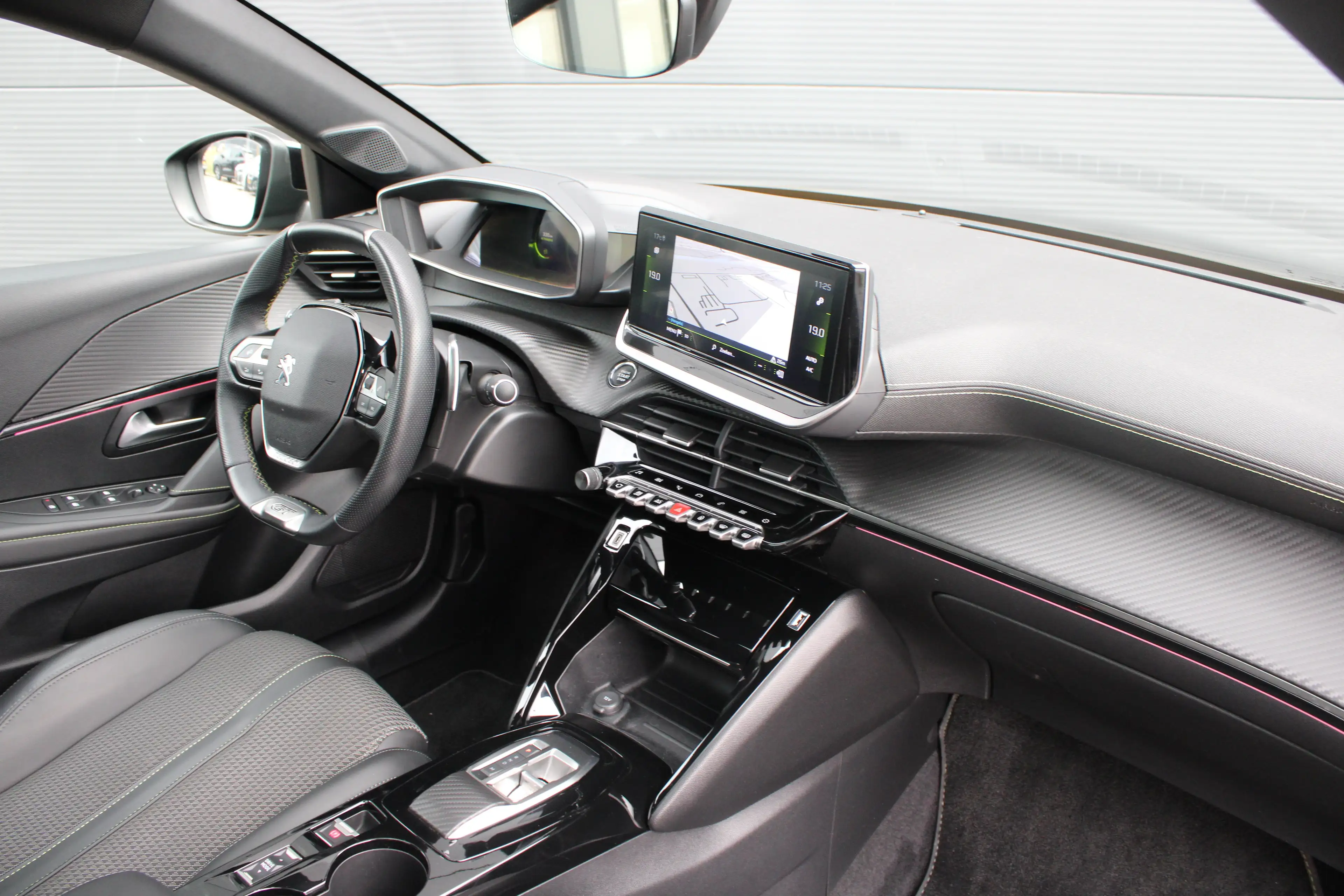 Peugeot 208 1.2 PureTech 130pk EAT8 GT | Automaat | Panoramada — photo 3