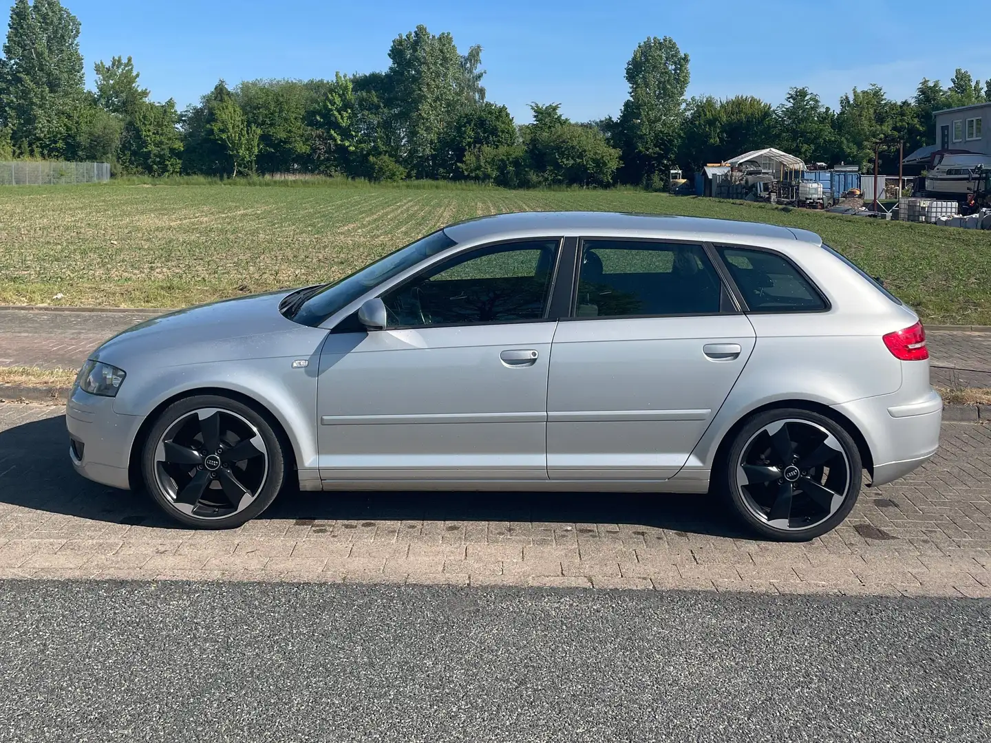 Audi A3 A3 8P Sportback 1.9 TDI 8Fach TÜV Neu Argento - 2