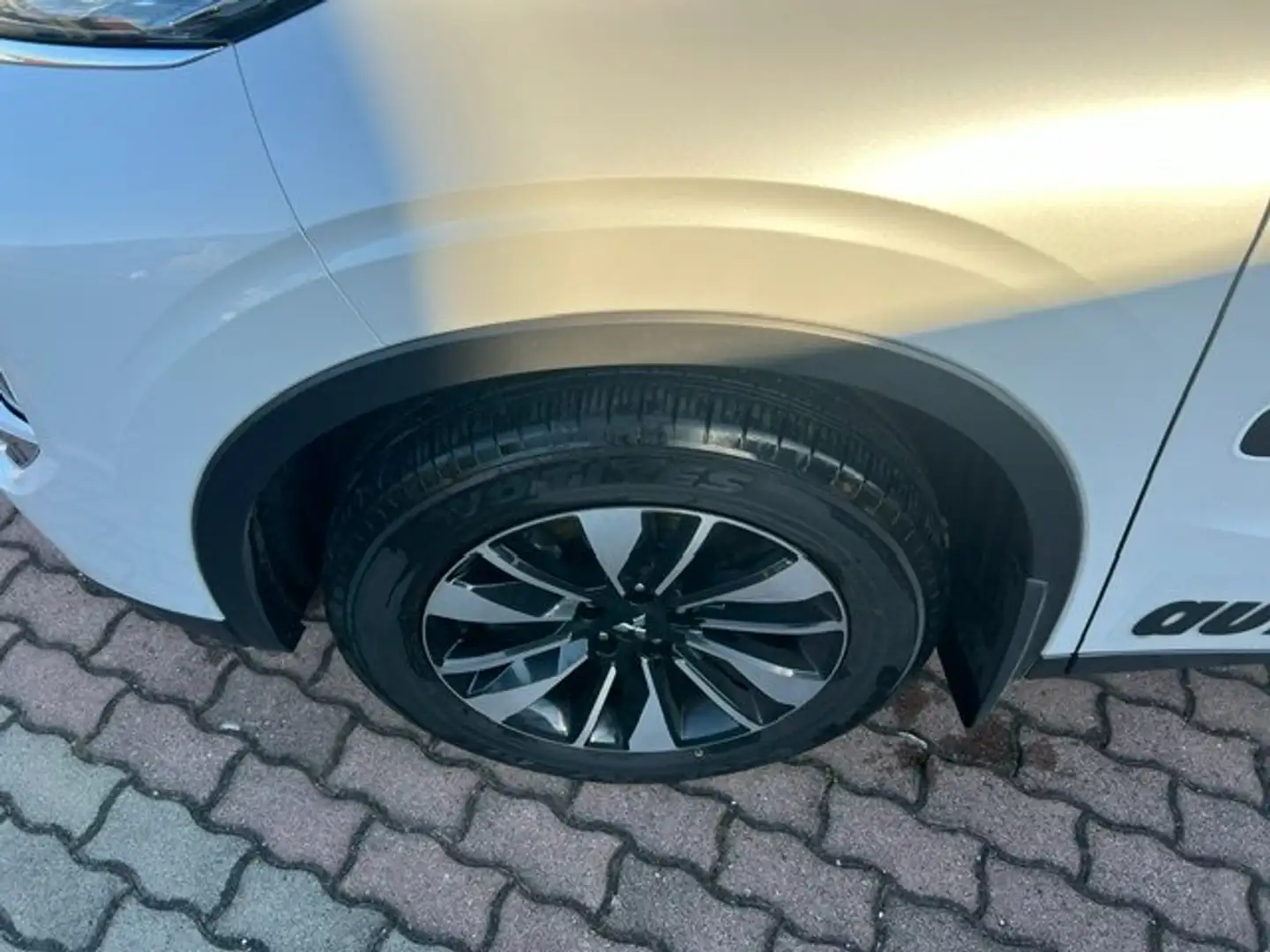 Mitsubishi Outlander 2,4 4WD Invite 220V AT 25 Weiß - 2