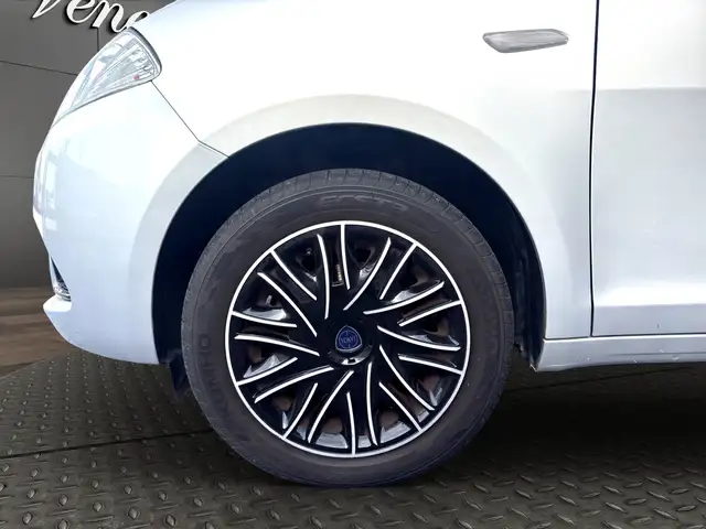 Lancia Ypsilon view 6