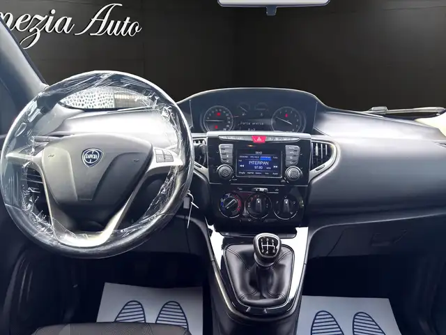 Lancia Ypsilon view 8