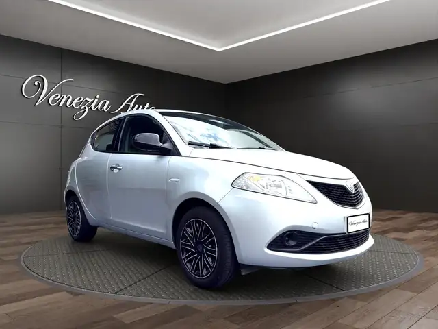 Lancia Ypsilon view 12