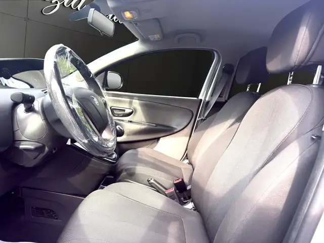 Lancia Ypsilon view 7