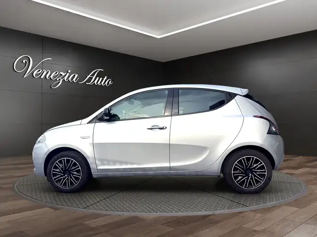 Lancia Ypsilon view 3
