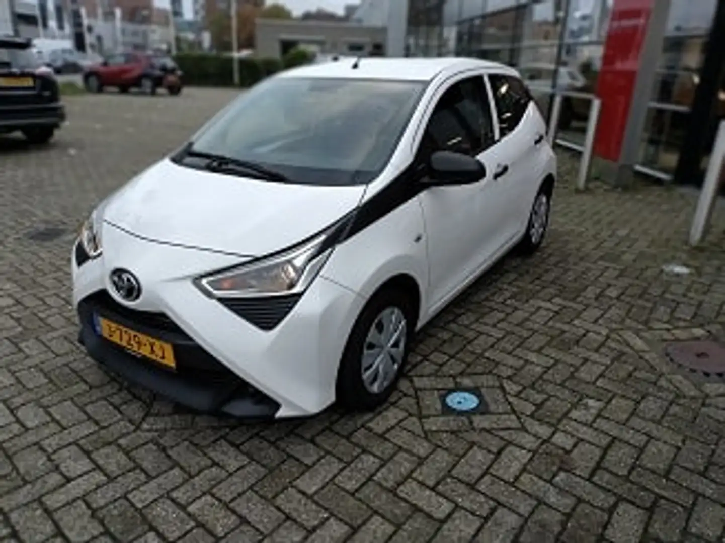 Toyota Aygo 1.0 VVT-i 72pk 5D x-fun Weiß - 1