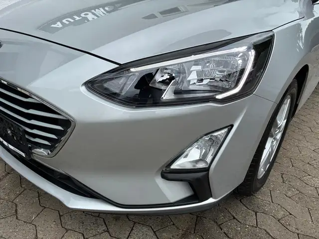 Ford Focus view 3