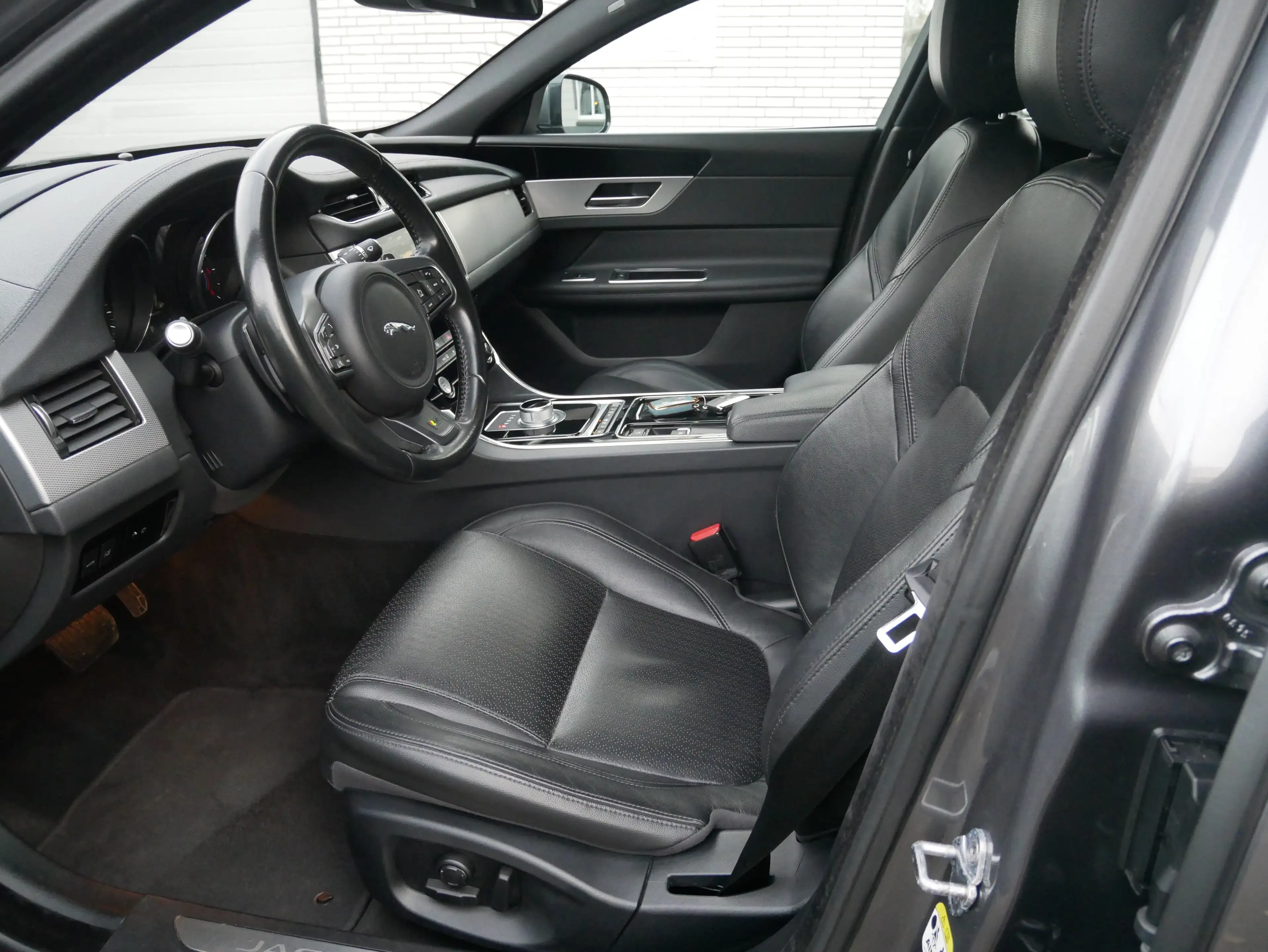 Jaguar XF 20d Portfolio LED HUD KeyGo Spur Totwinkel ACC Kam — photo 9