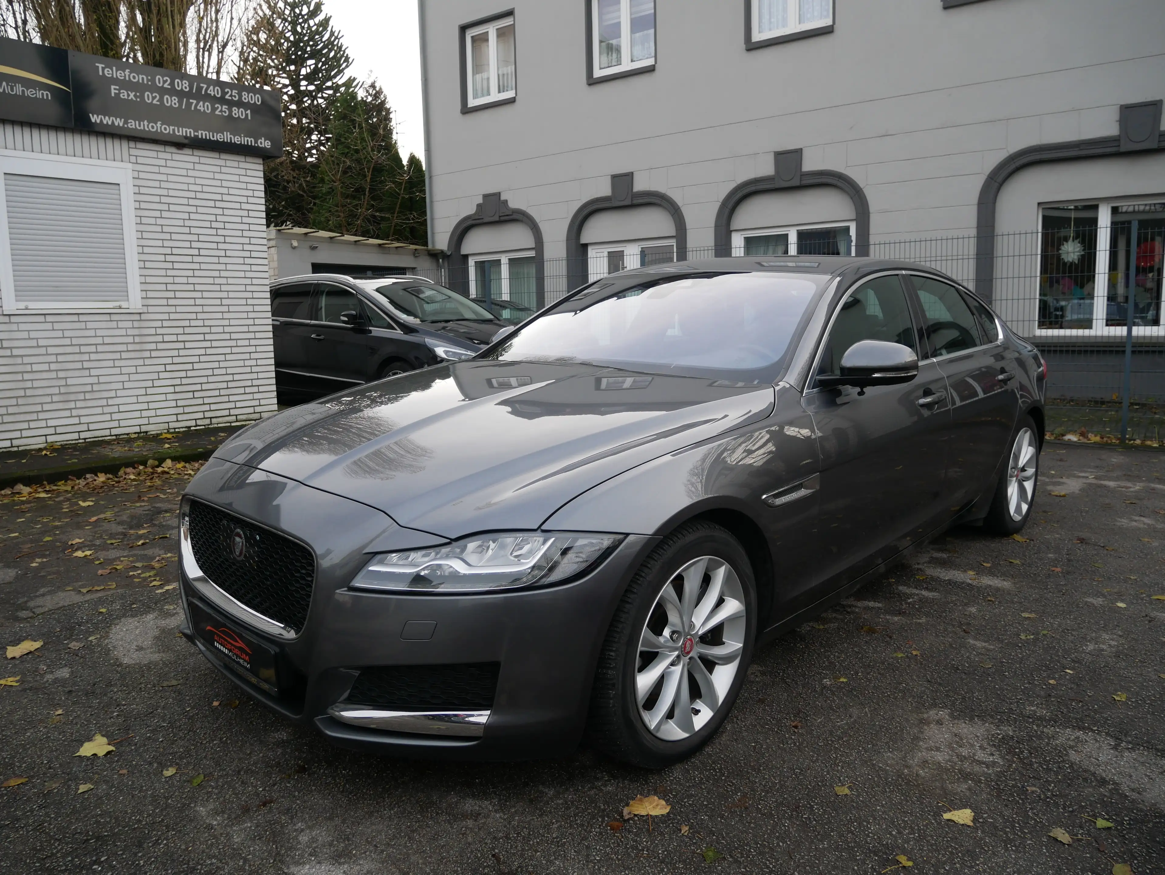 Jaguar XF 20d Portfolio LED HUD KeyGo Spur Totwinkel ACC Kam