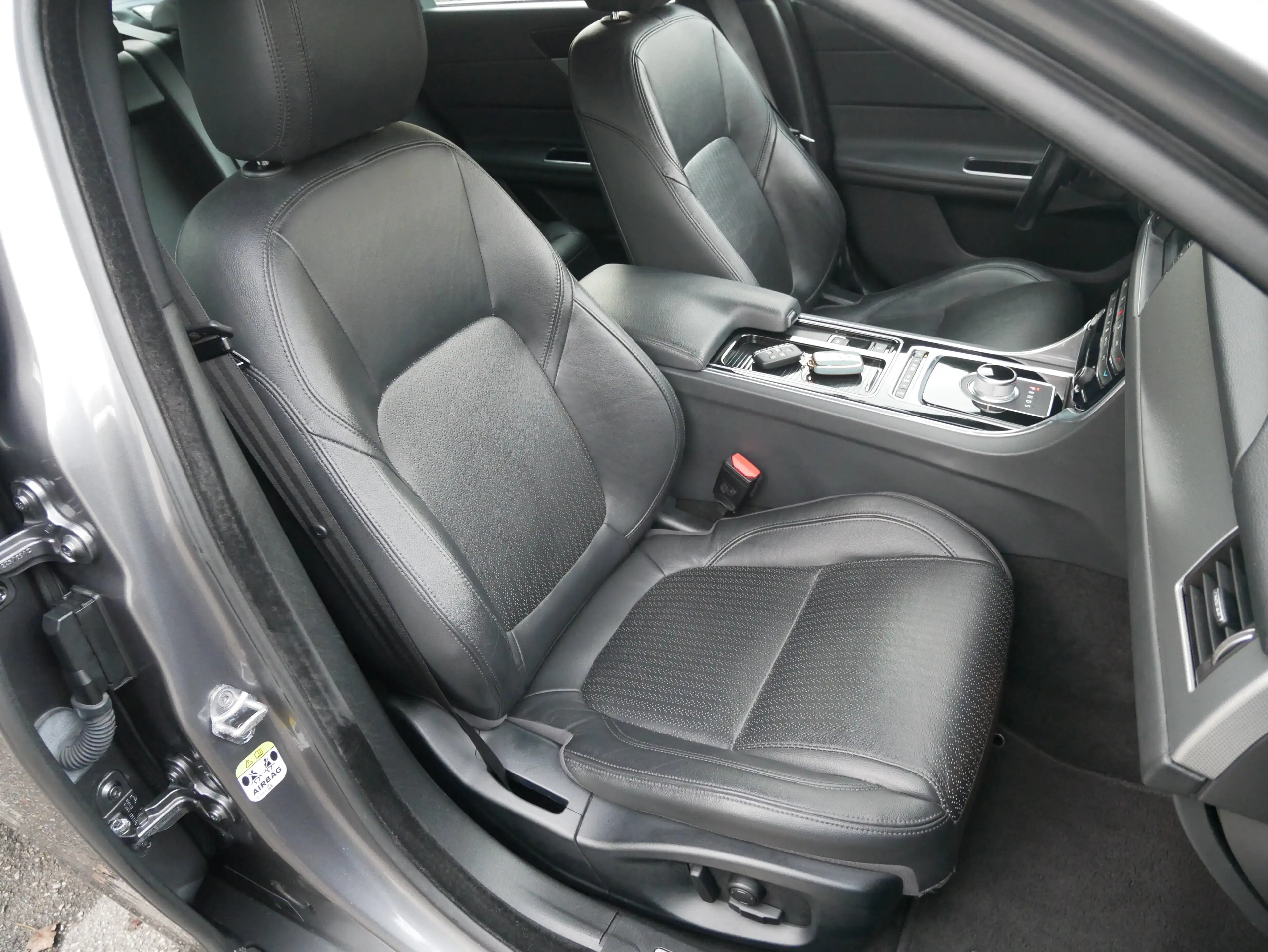 Jaguar XF 20d Portfolio LED HUD KeyGo Spur Totwinkel ACC Kam — photo 12
