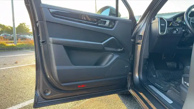 Porsche Cayenne view 7
