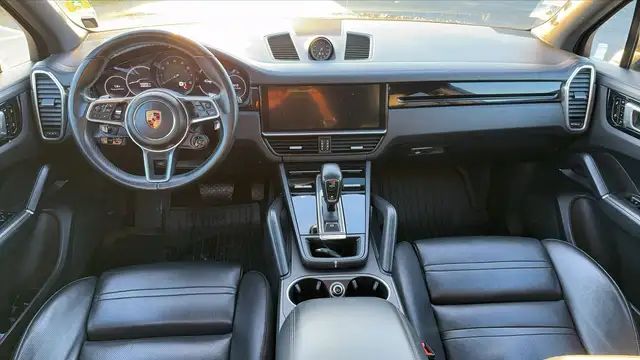 Porsche Cayenne view 11