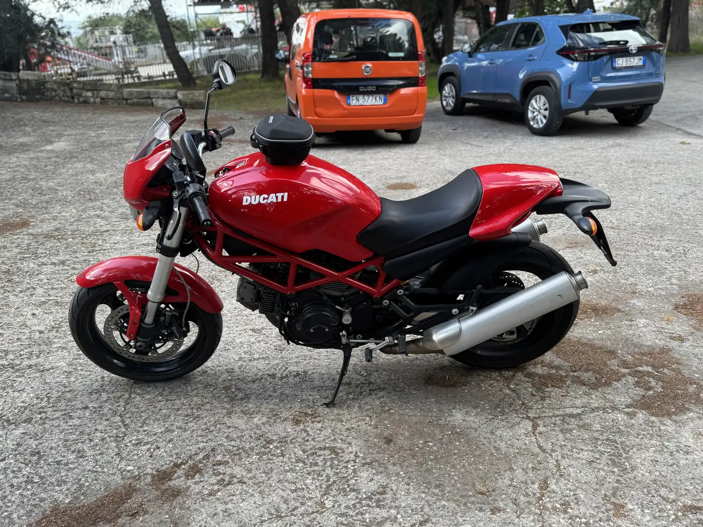 Ducati Monster 695 - 1