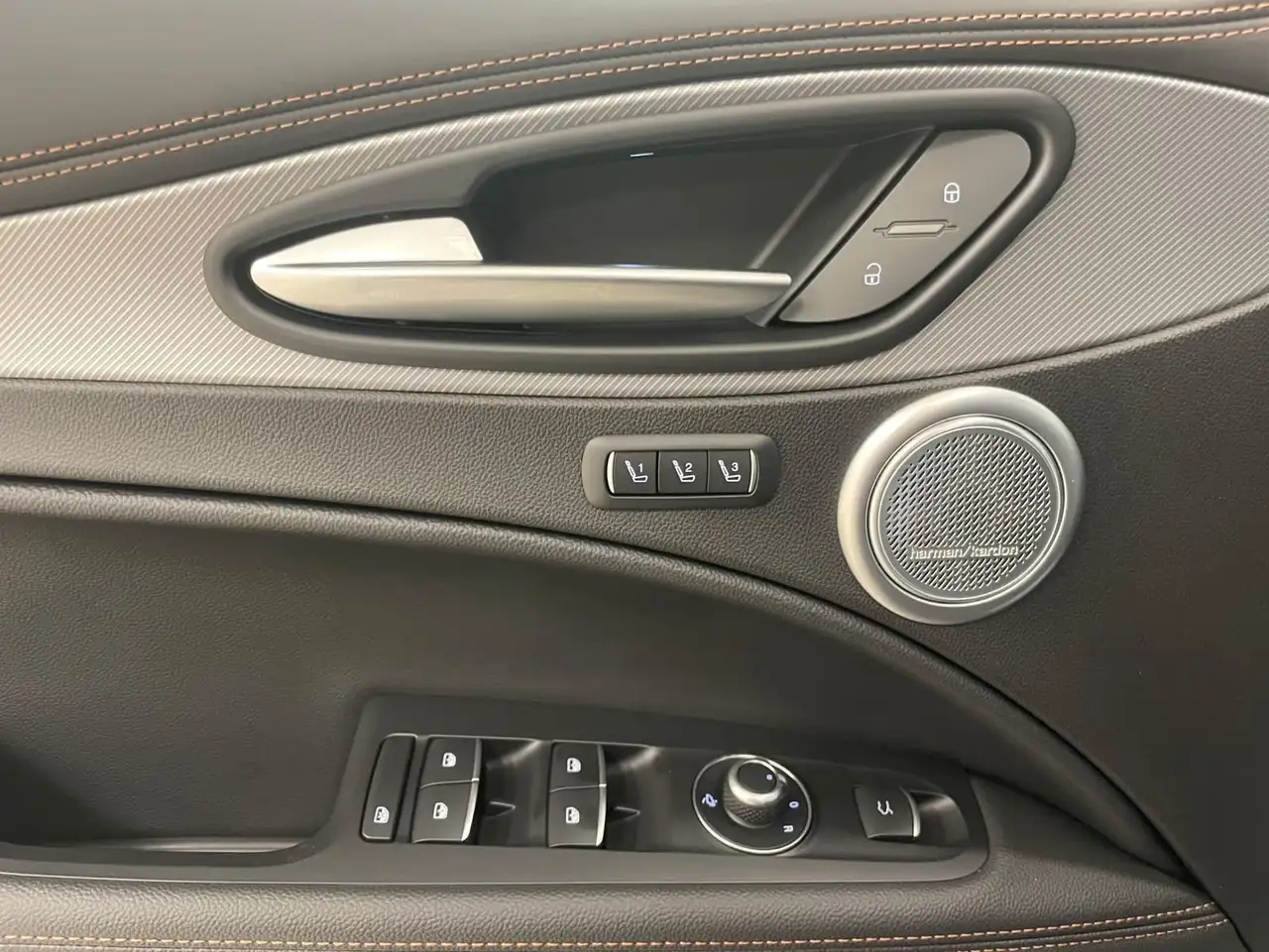 Alfa Romeo Stelvio 2025 — фото 20