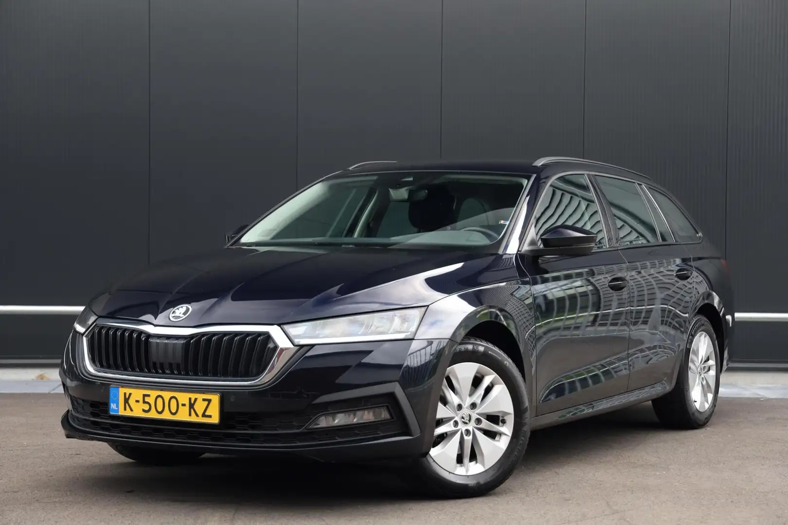Skoda Octavia Combi 1.0 e-TSI DSG Automaat Business Edition Virt Zwart - 1