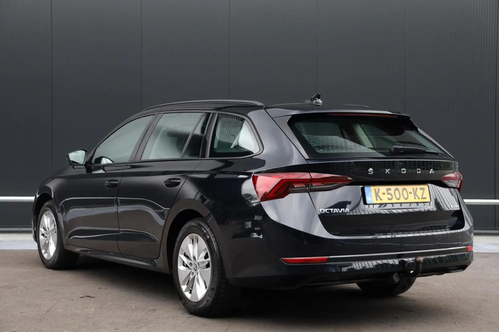 Skoda Octavia Combi 1.0 e-TSI DSG Automaat Business Edition Virt Zwart - 2
