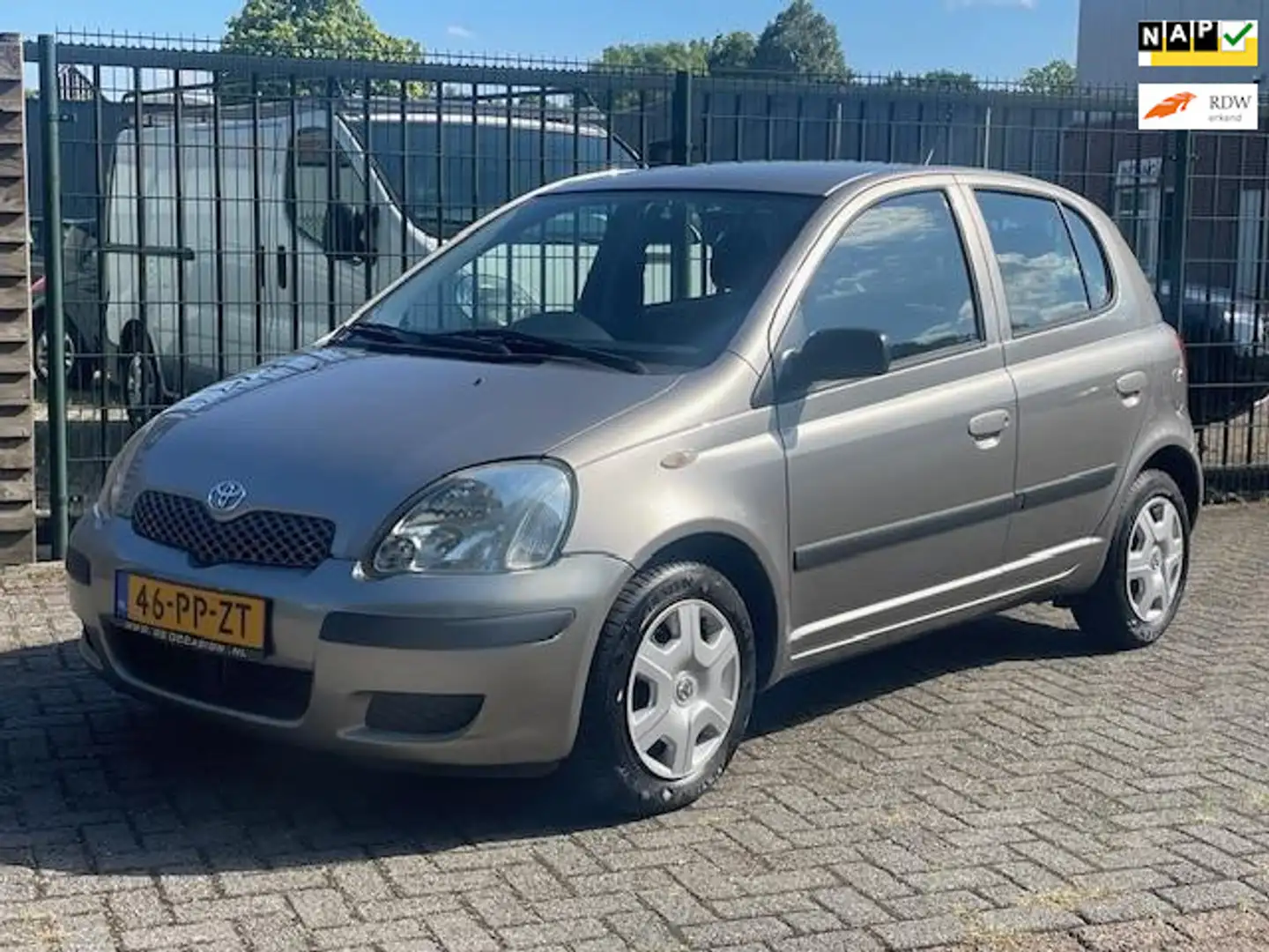 Toyota Yaris 1.3 VVT-i Idols Airco 5 Deurs Gris - 1