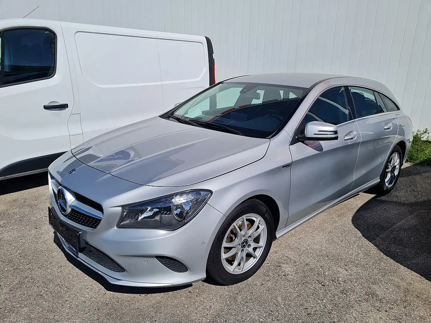 Mercedes-Benz CLA 180 d Shooting Brake Aut. Argent - 1