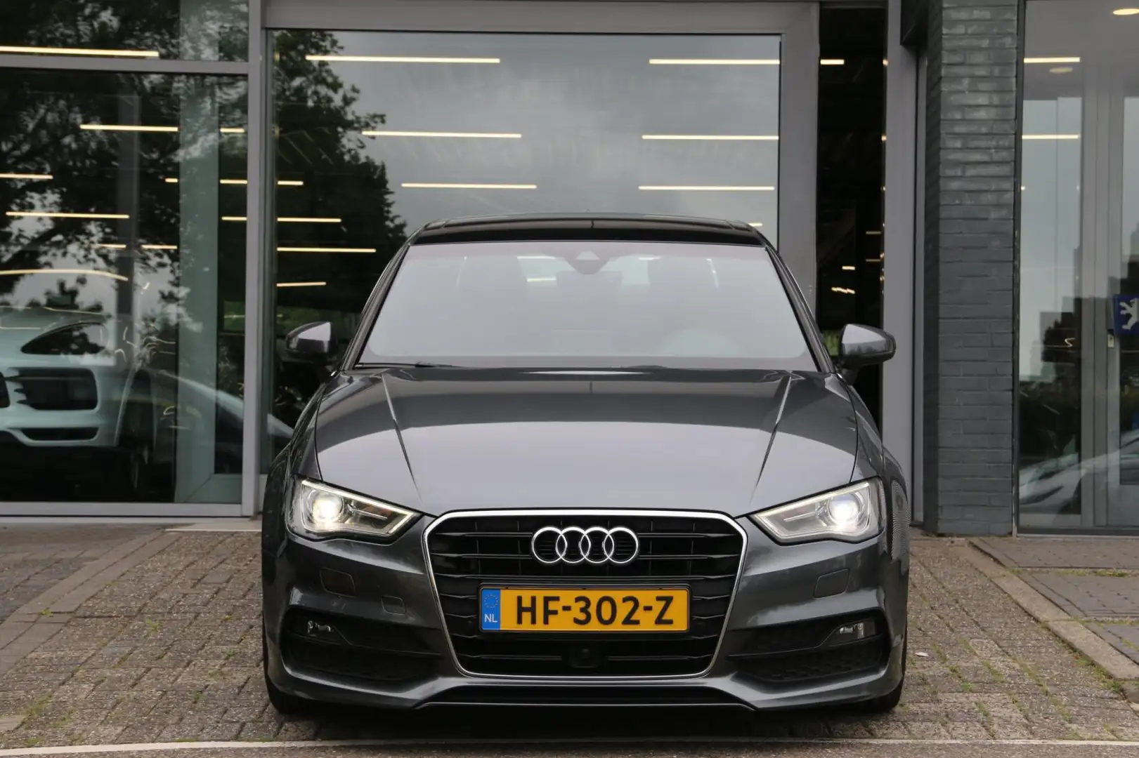 Audi A3 Limousine 1.4 TFSI CoD Ambition Sport Edition PANO Grijs - 2