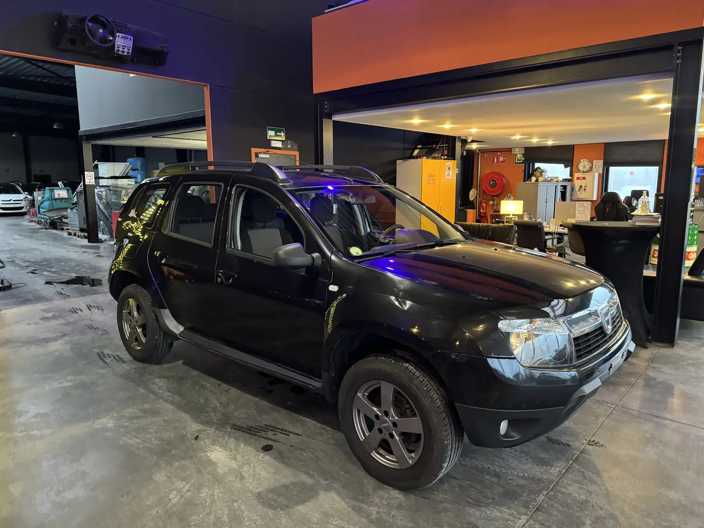 Dacia Duster 1.5 dCi 4x2 - A/C - RADIO CD/MEDIA/TEL/USB/AUX Zwart - 2