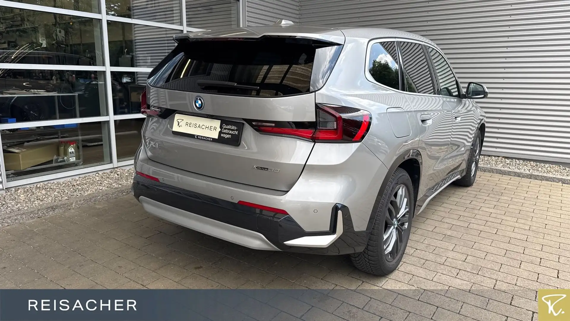 BMW iX1 IX1 A xDrive30 xLine Navi HUD adLED LkrHz Silber - 2