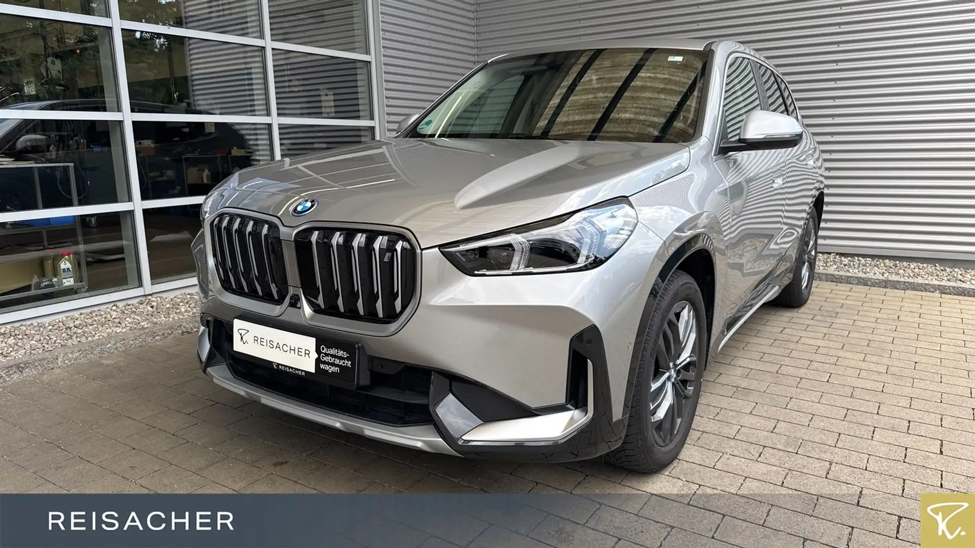 BMW iX1 IX1 A xDrive30 xLine Navi HUD adLED LkrHz Silber - 1