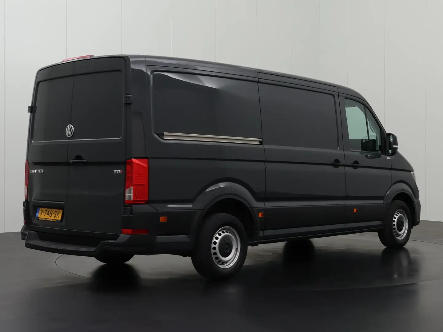 Volkswagen Crafter 2.0TDI 140PK L3H2 Highline | Navigatie | Airco | C Grijs - 2