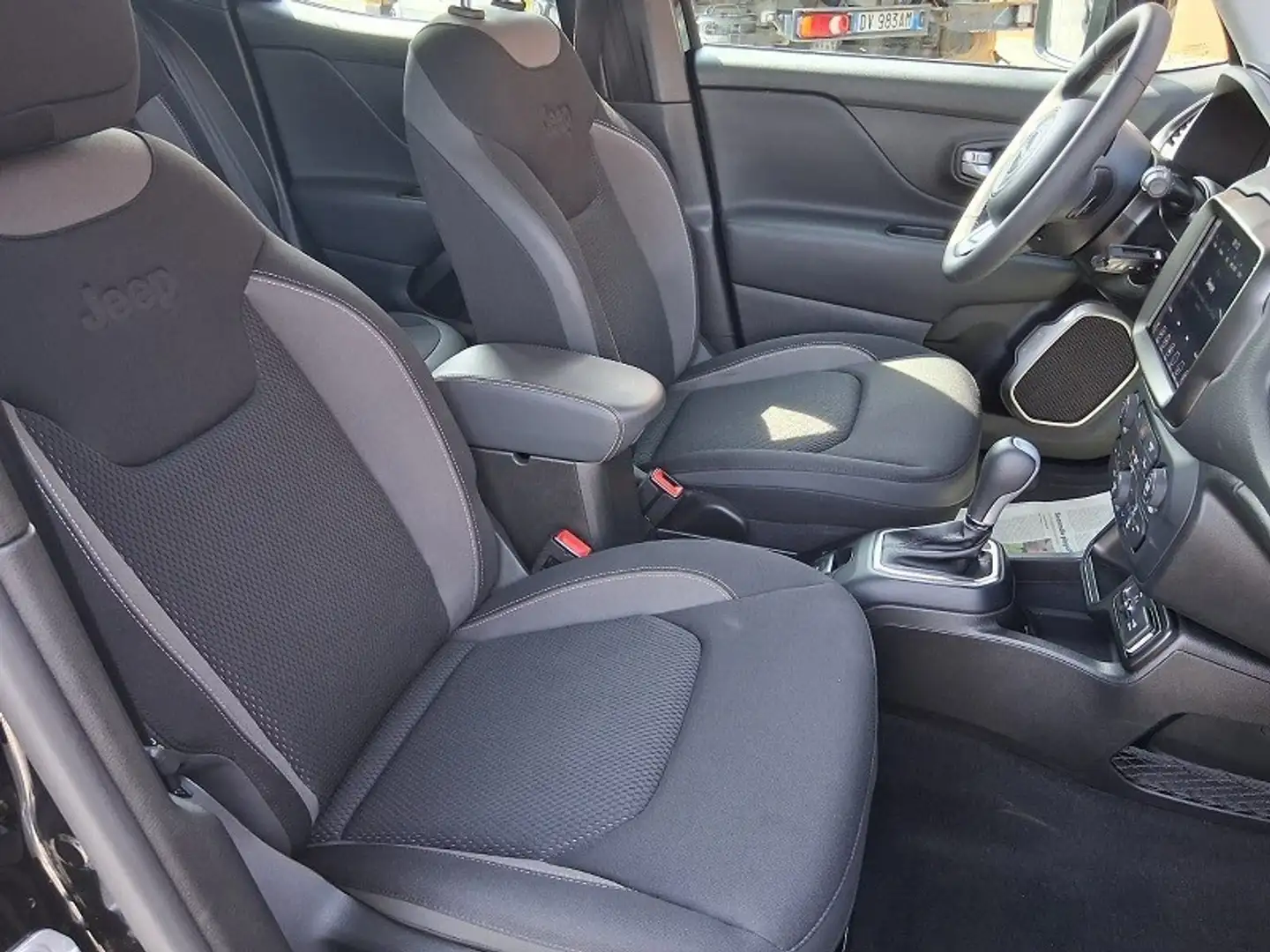 Jeep Renegade 1.5 Turbo T4 MHEV Limited Zwart - 2