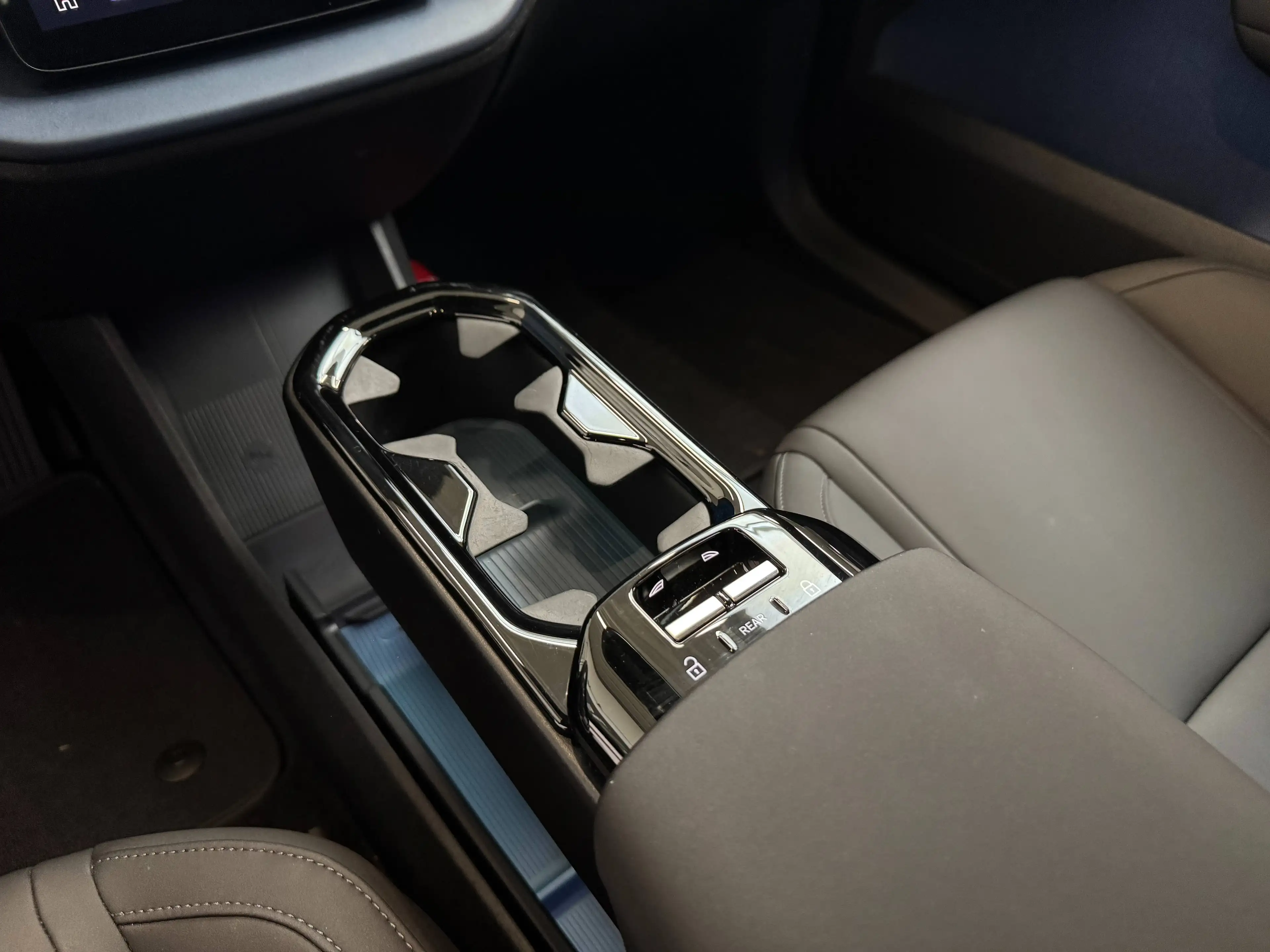 Volvo EX30 69 kWh Single Motor Extended Range Plus — photo 8