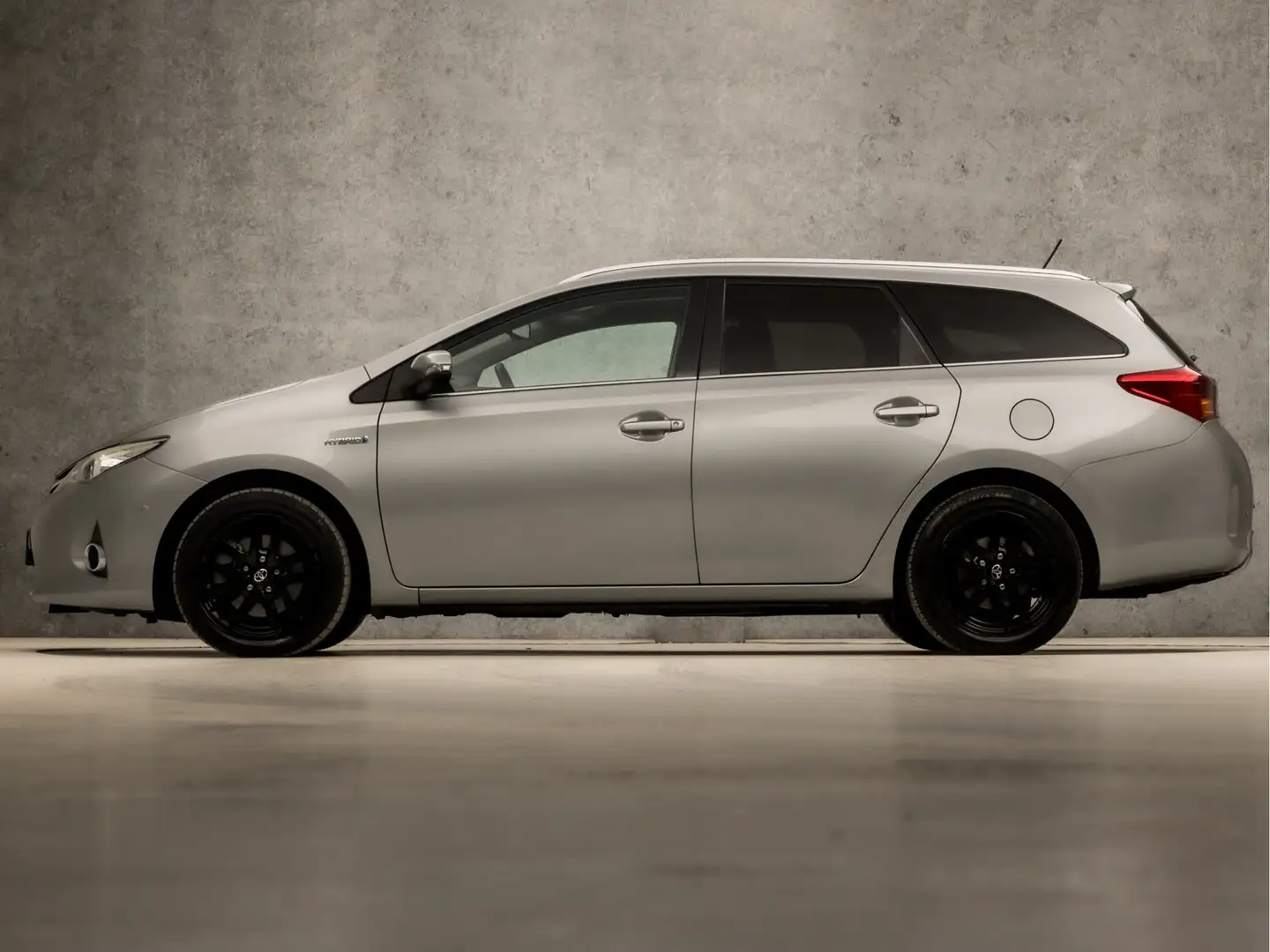 Toyota Auris Touring Sports 1.8 Hybrid Sport Automaat (PANORAMA Grijs - 2