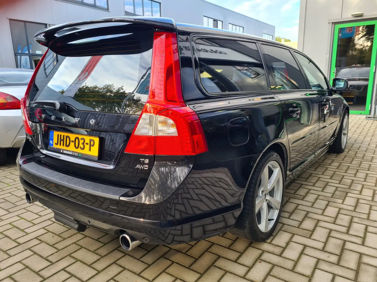 Volvo V70 3.0 T6 AWD R-design Heico 320pk Zwart - 2
