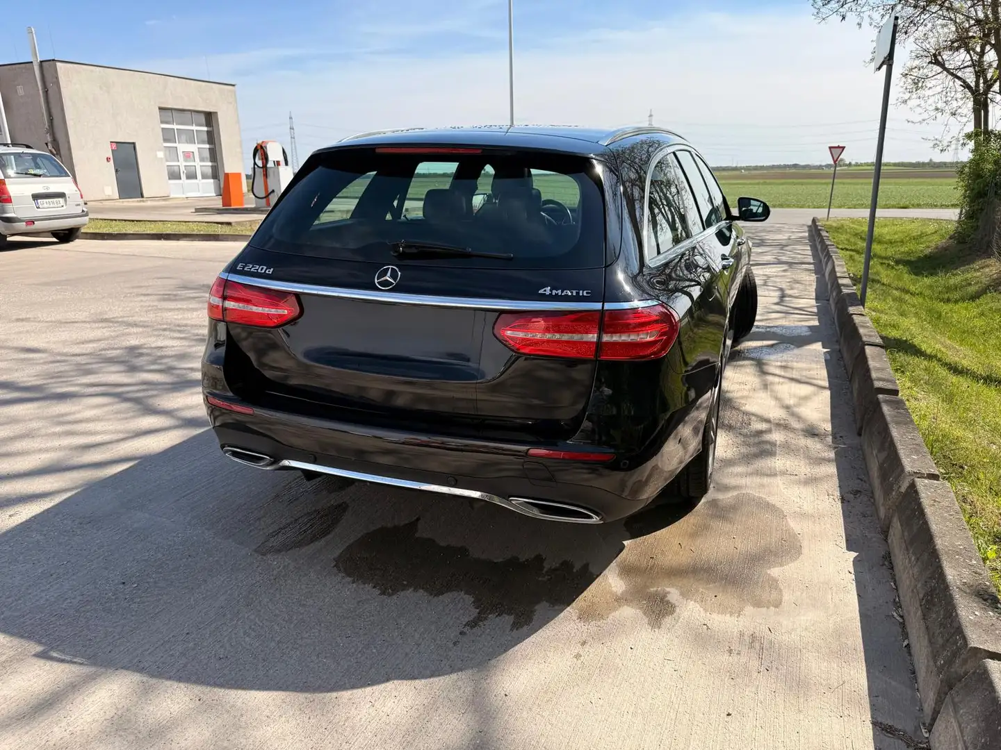 Mercedes-Benz E 220 E 220 d T Austria Edition 4MATIC Aut. Austria Edition Schwarz - 2