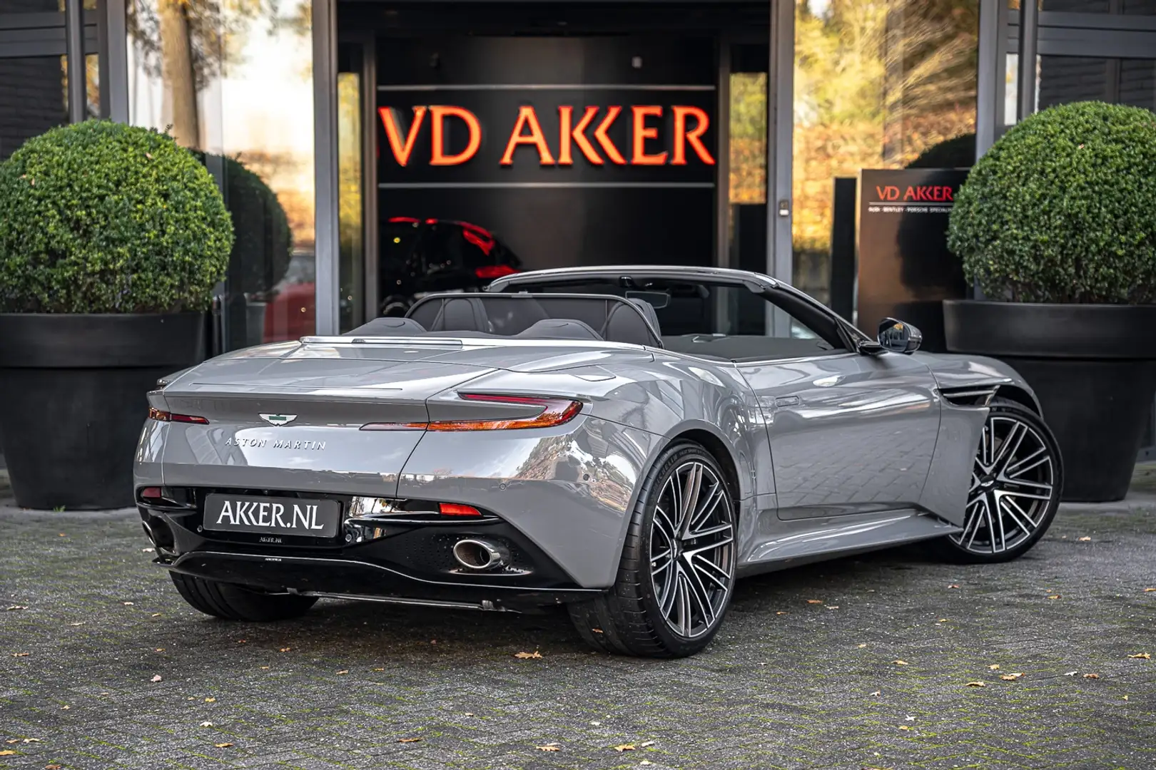 Aston Martin DB12 V8 Volante | Lux Quilting | 21 Inch Forged | Stoel Gri - 2