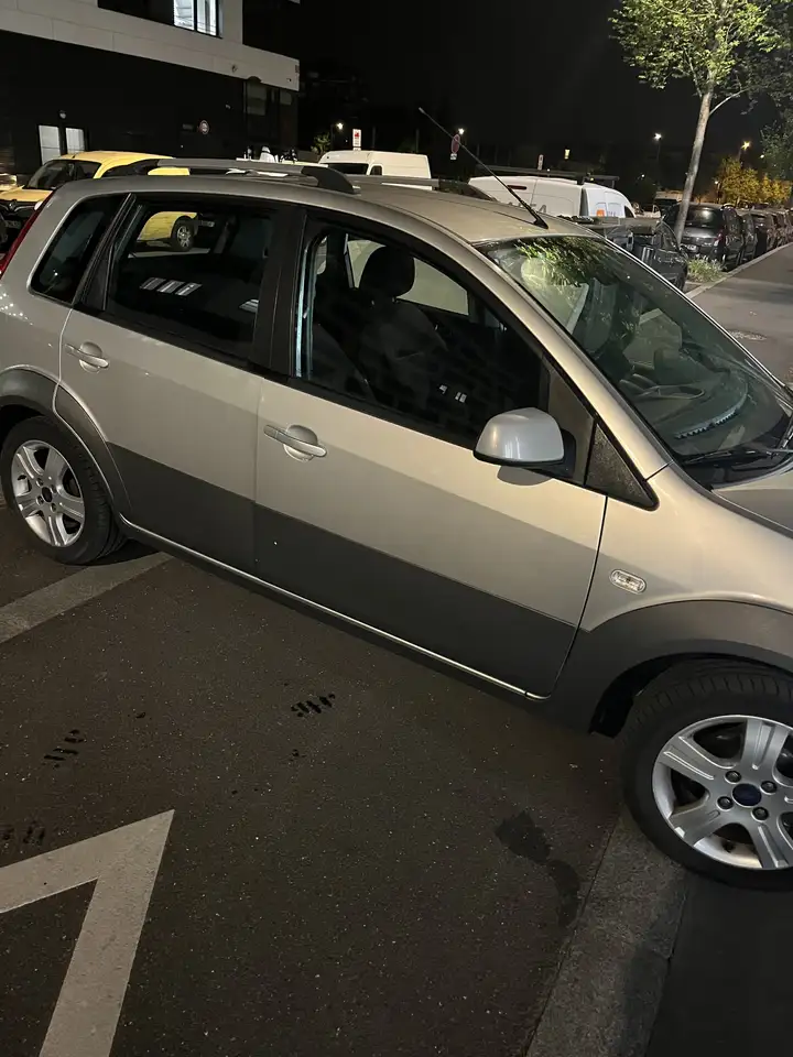 Ford Fiesta 5 portes — photo 6