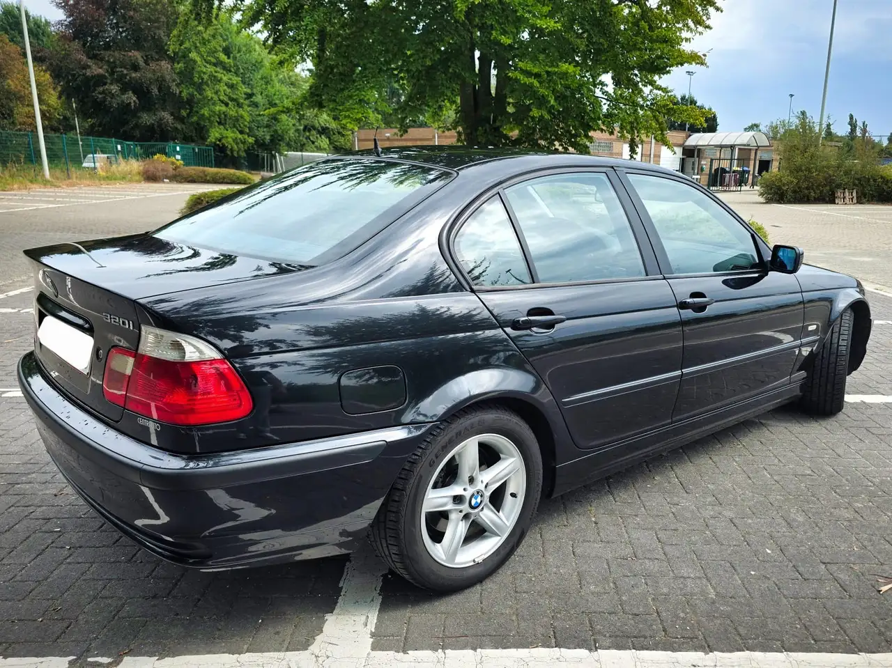 BMW 320i, foto 2