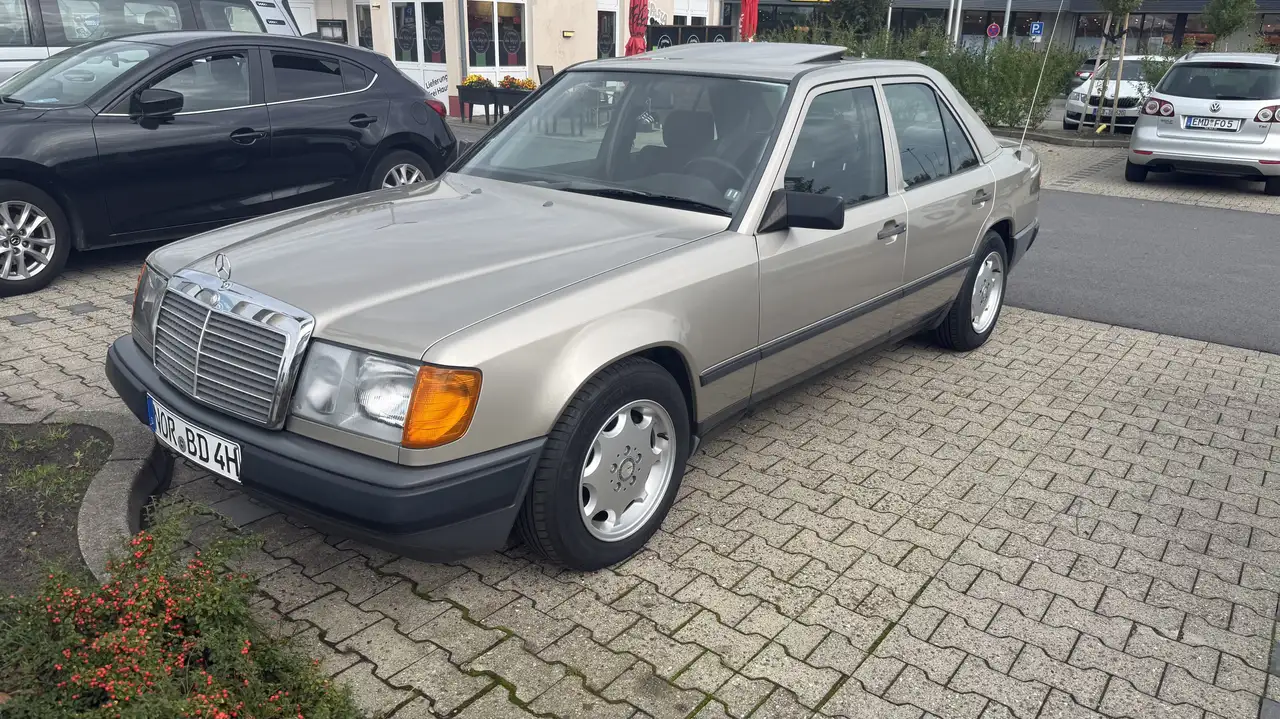 Mercedes-Benz E 230, foto 1